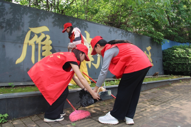 衡阳幼儿师专志愿者到雁南小区开展卫生清扫活动