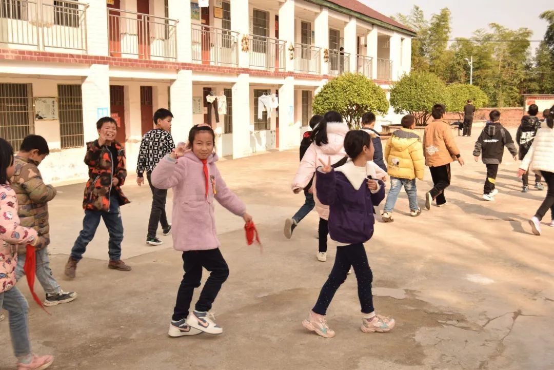 感动！他们一次次来村小支教